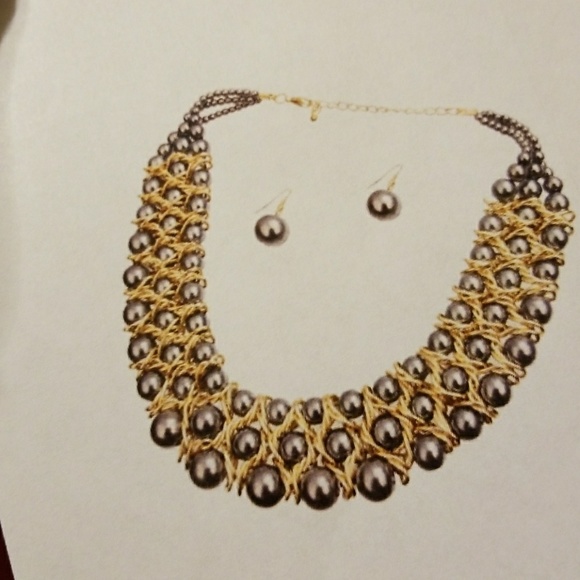 GRAY FAUX PEARL BIB NECKLACE - Picture 2 of 2